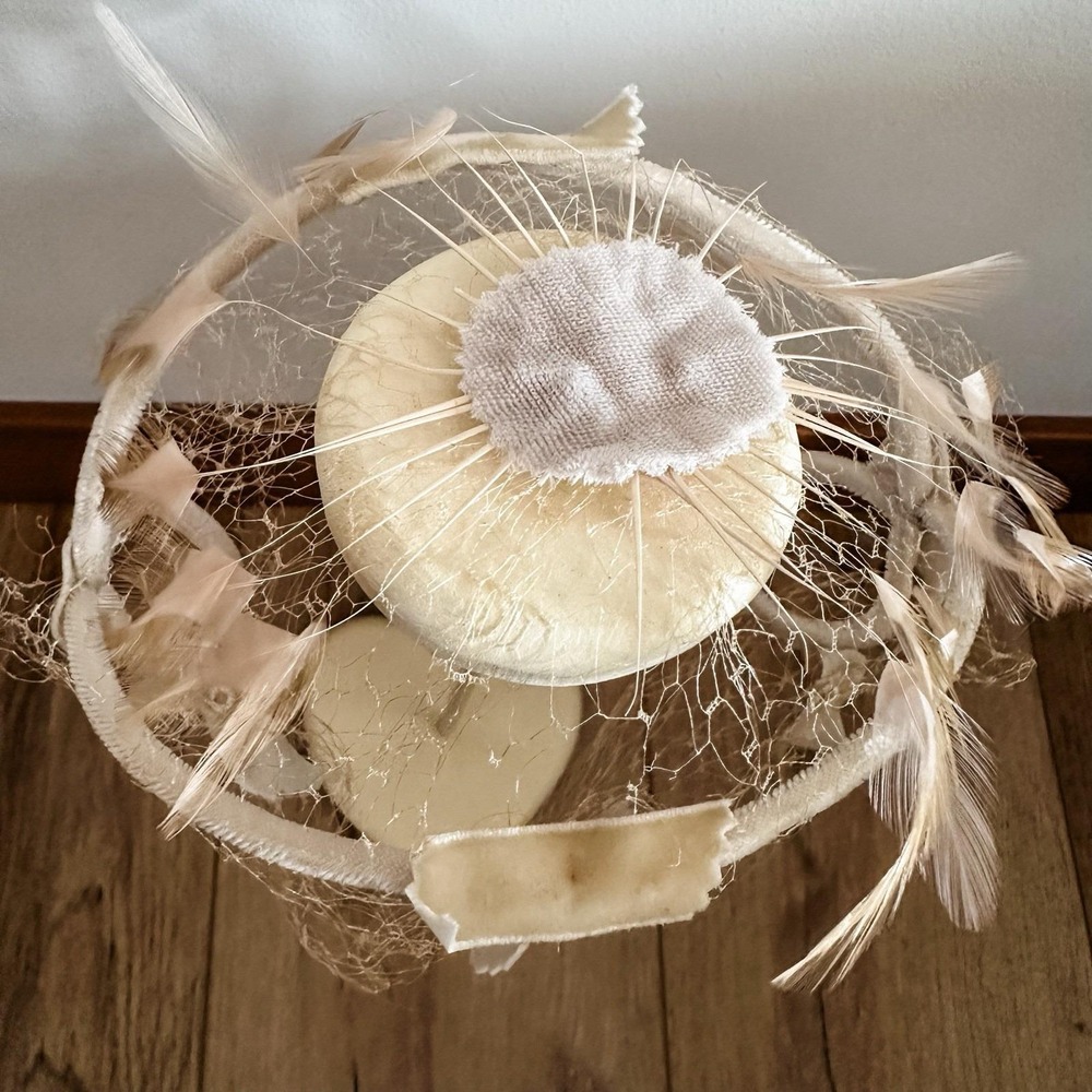 VTG 50's Velvet Ivory Cream Fascinator Hat Veil Feathers Bow Net Wedding